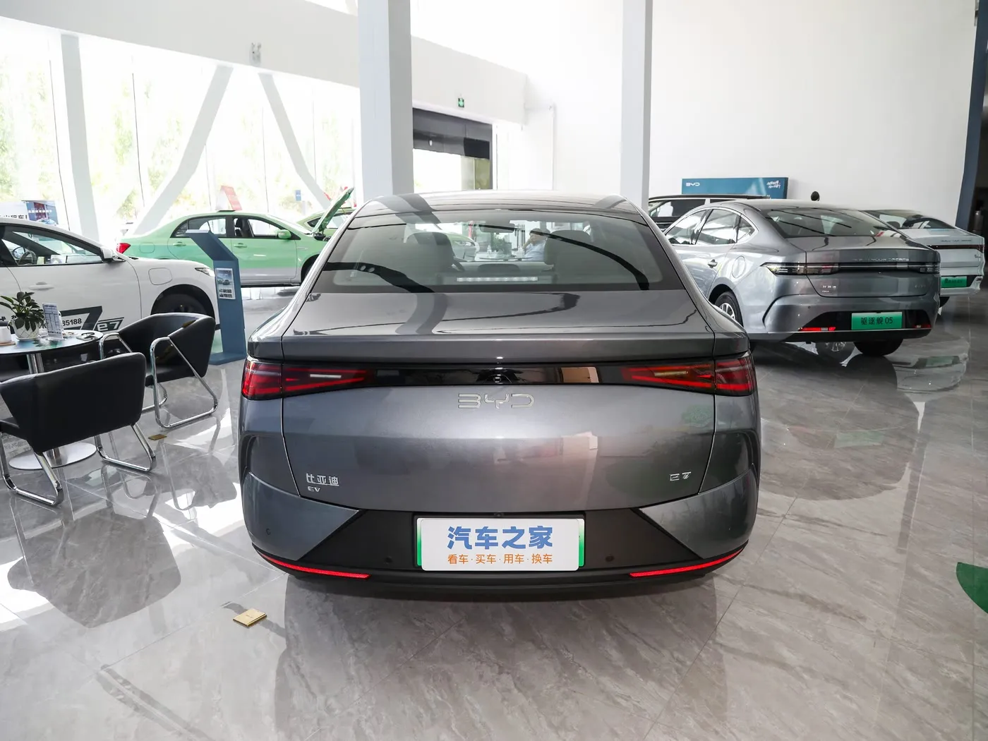 새 모델 BYD E7 EV 자동차 150km/h 최고 속도 136HP 180Nm 토크 5인승 전기 자동차