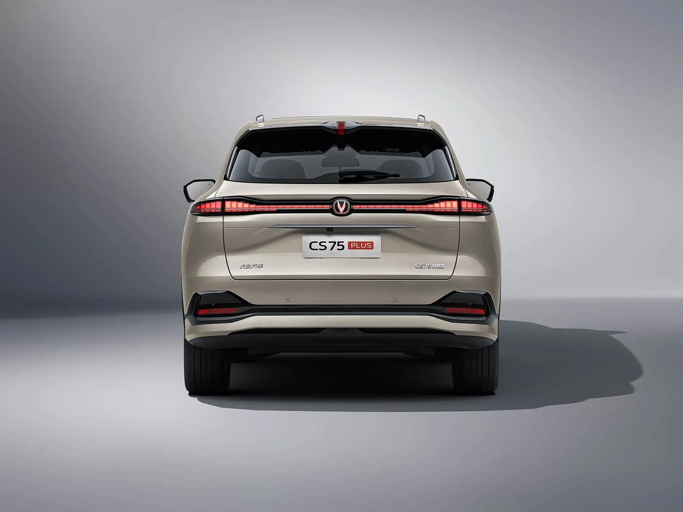 Changan CS75 PLUS 1.5T/2.0T L2.5 어시스트, 15.6인치 터치스크린 및 긴 휠베이스를 갖춘 소형 SUV