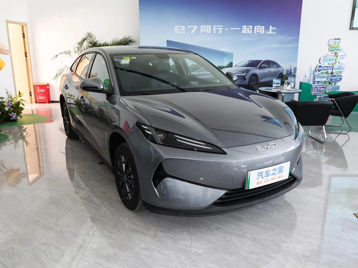 새 모델 BYD E7 EV 자동차 150km/h 최고 속도 136HP 180Nm 토크 5인승 전기 자동차