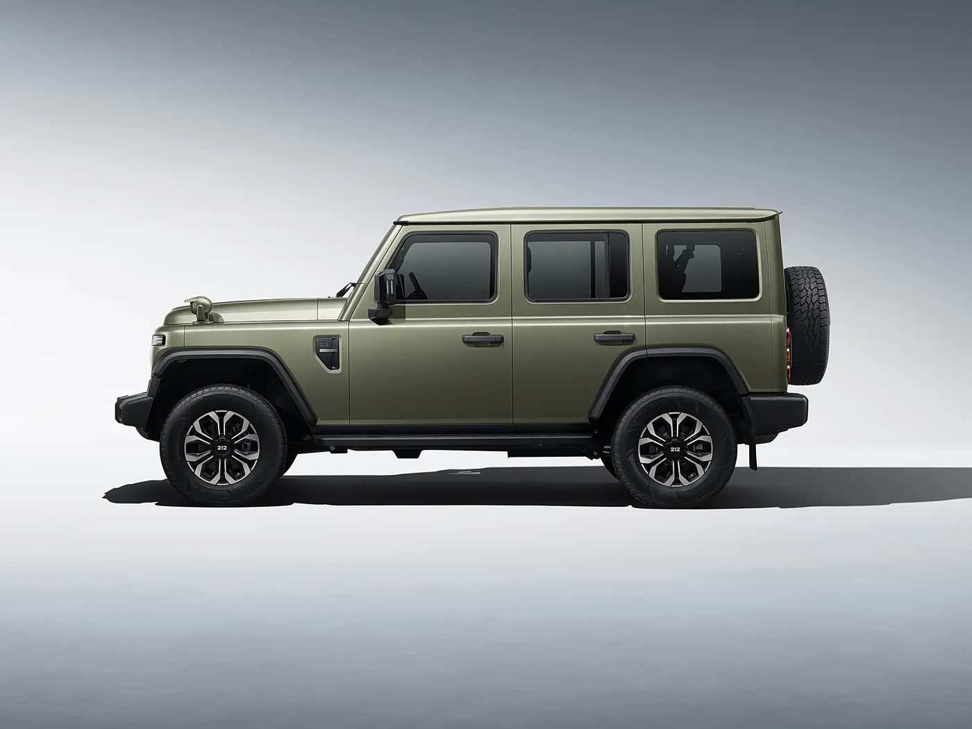 2025 BAIC 212 T01 견고한 4WD 소형 SUV 가솔린/디젤 8AT 및 가죽 내부 가열 가죽 스티어링 휠 롱 휠베이스