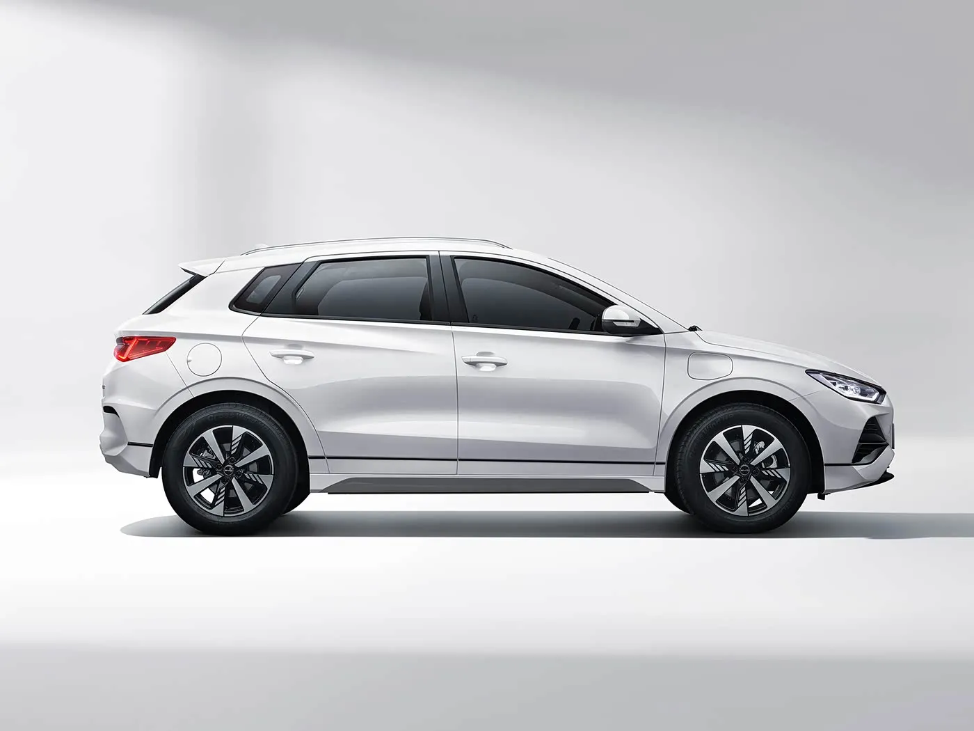 BYD E2 럭셔리 전기 EV 세단형 SUV 해치백 리튬 배터리 모터가 장착된 왼쪽 조향 자동차 중국의 신에너지 차량