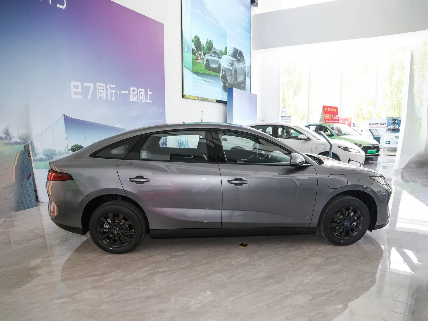 새 모델 BYD E7 EV 자동차 150km/h 최고 속도 136HP 180Nm 토크 5인승 전기 자동차