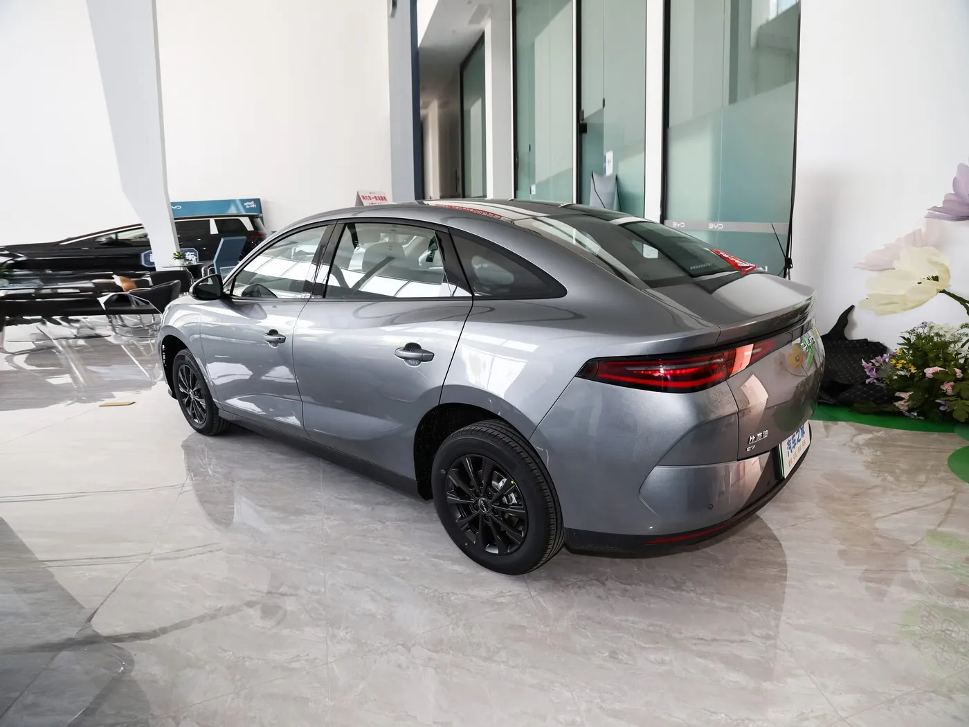 새 모델 BYD E7 EV 자동차 150km/h 최고 속도 136HP 180Nm 토크 5인승 전기 자동차