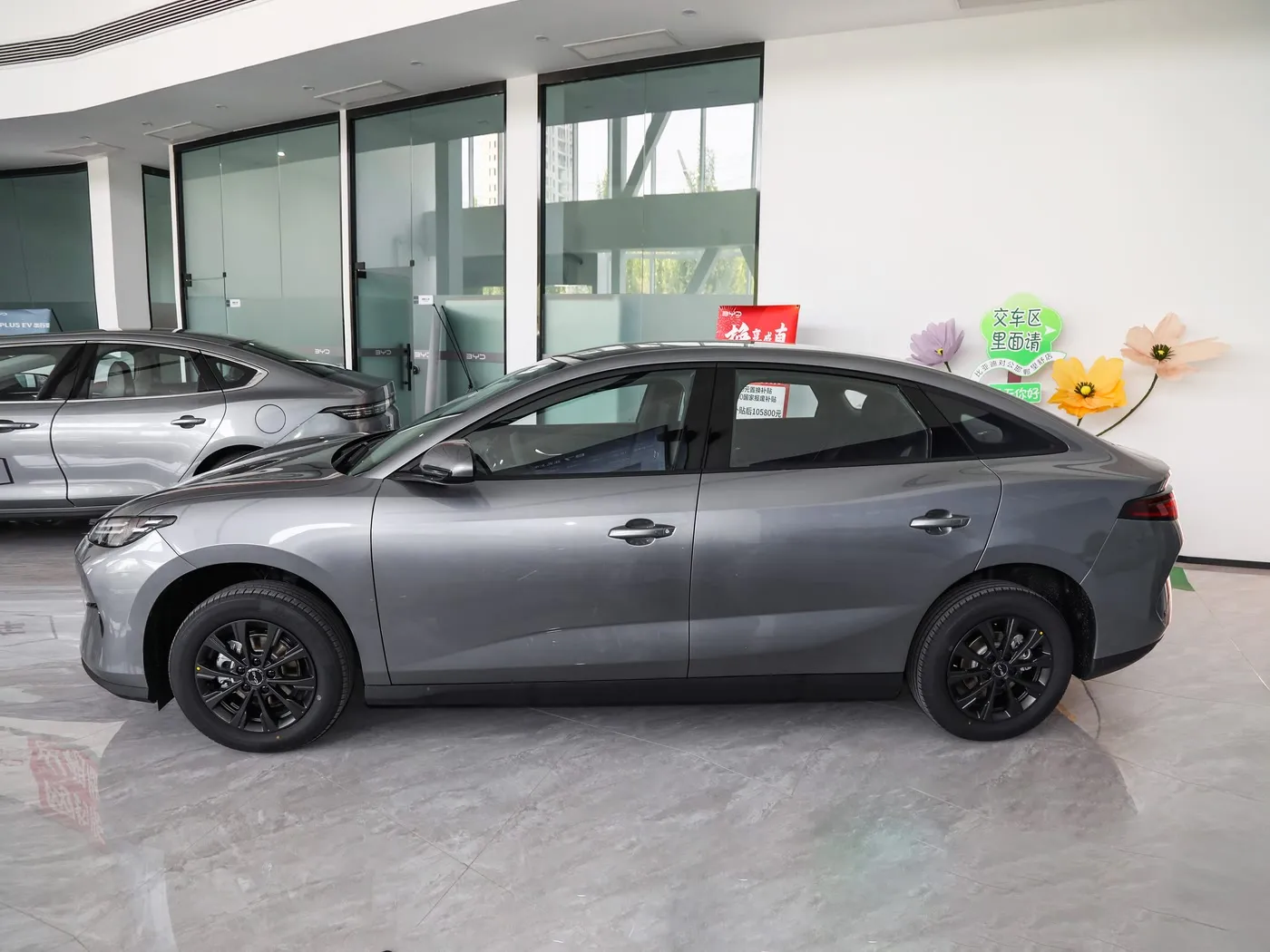 새 모델 BYD E7 EV 자동차 150km/h 최고 속도 136HP 180Nm 토크 5인승 전기 자동차