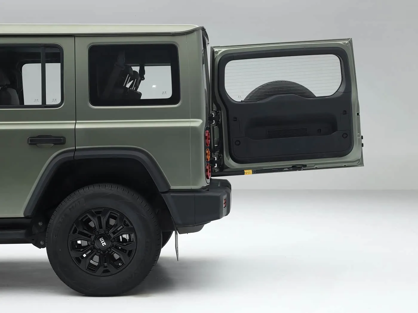 2025 BAIC 212 T01 견고한 4WD 소형 SUV 가솔린/디젤 8AT 및 가죽 내부 가열 가죽 스티어링 휠 롱 휠베이스