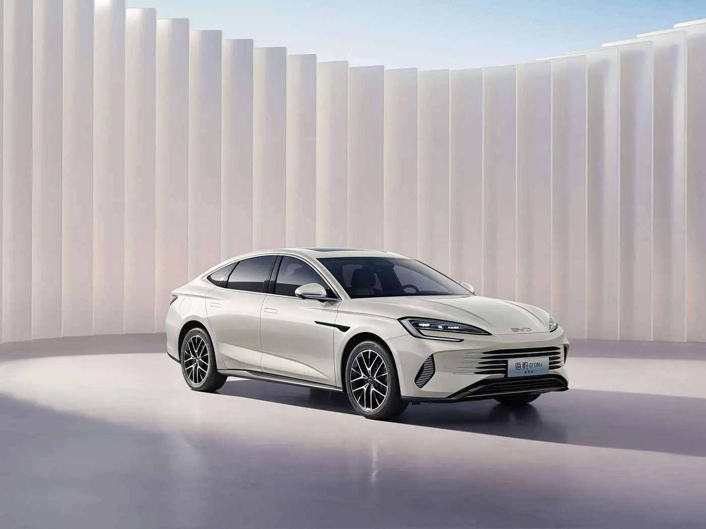 BYD Seal 07 DM-i 전기 SUV EV 모터가 장착된 고속 자동 세단 4인승 좌측 조향 신에너지 차량 특징