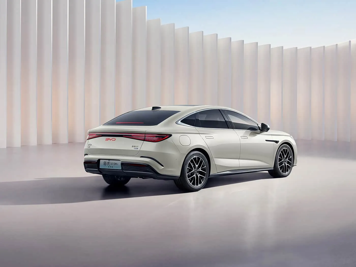 BYD Seal 07 DM-i 전기 SUV EV 모터가 장착된 고속 자동 세단 4인승 좌측 조향 신에너지 차량 특징