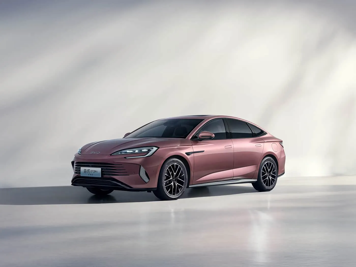 BYD Seal 07 DM-i 전기 SUV EV 모터가 장착된 고속 자동 세단 4인승 좌측 조향 신에너지 차량 특징